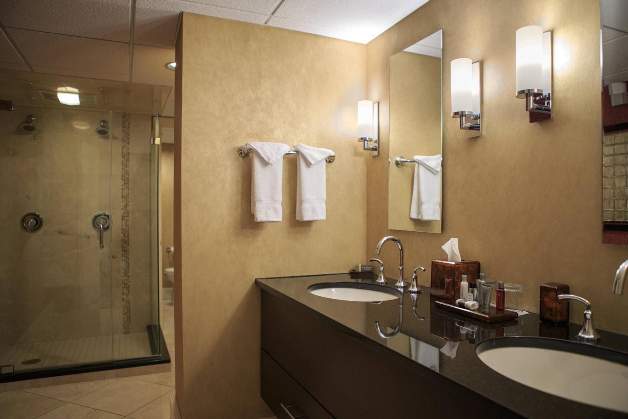Marriott Downtown At Key Tower 4*